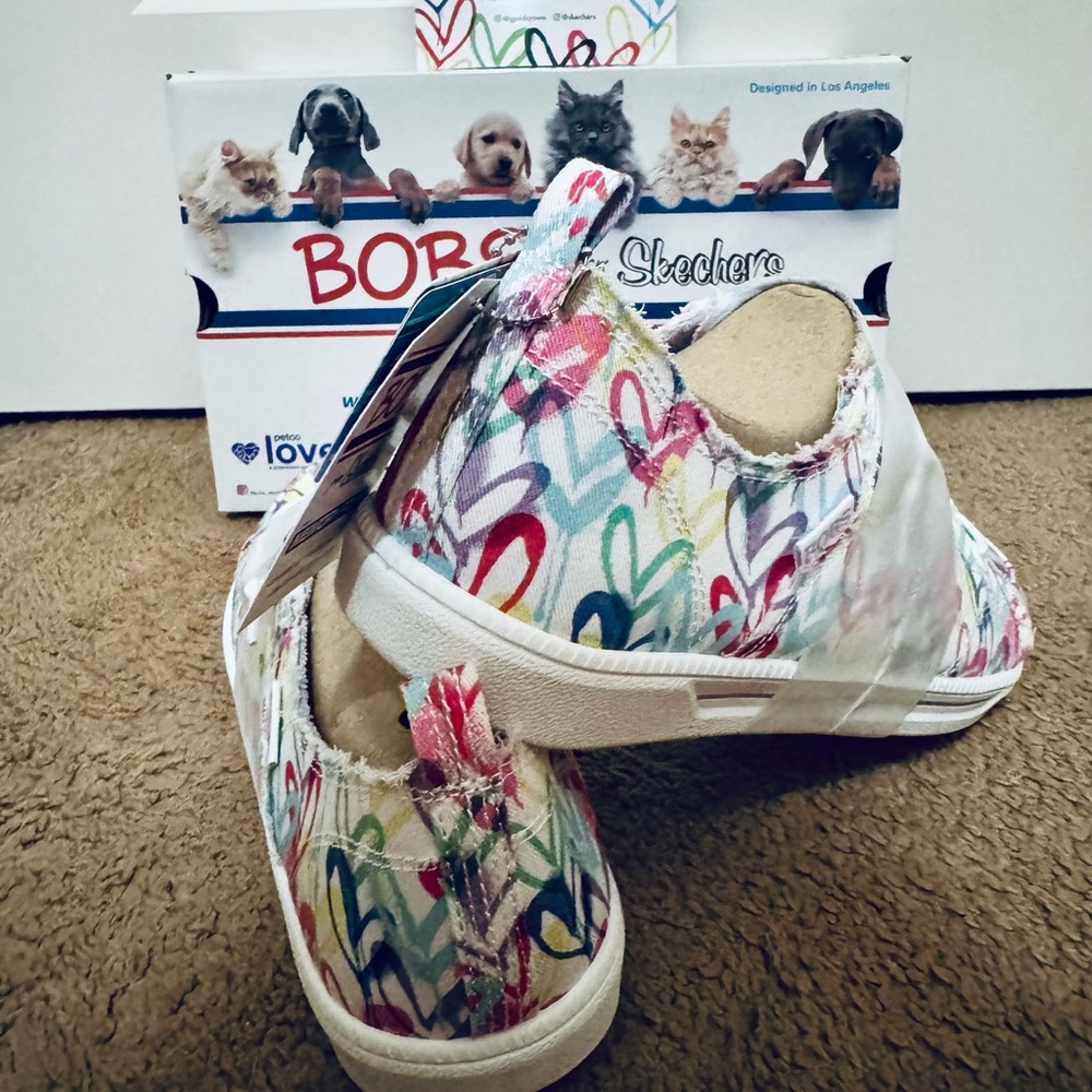 Skechers White and Red Sneakers Vibrant Design